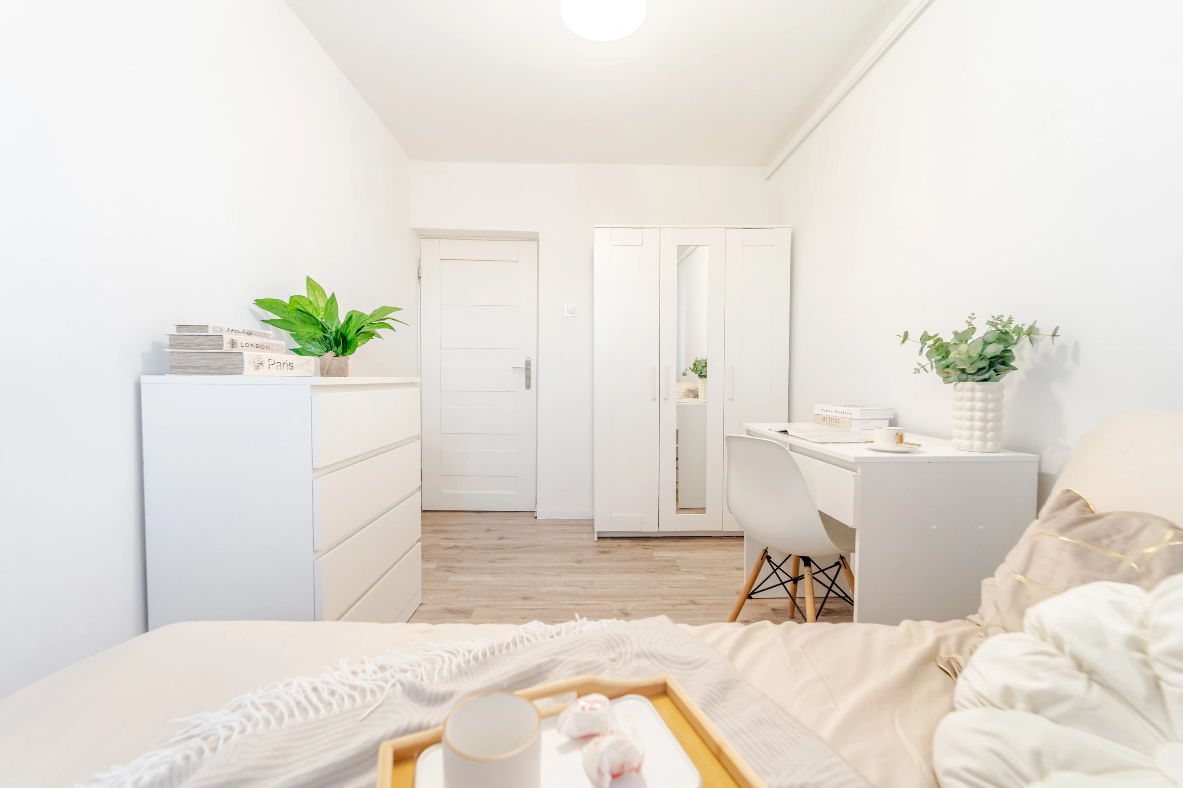 Biała pokój sypialniany